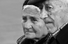 Bătrânii vor putea fi adoptați și vor beneficia de servicii de plasament în familie